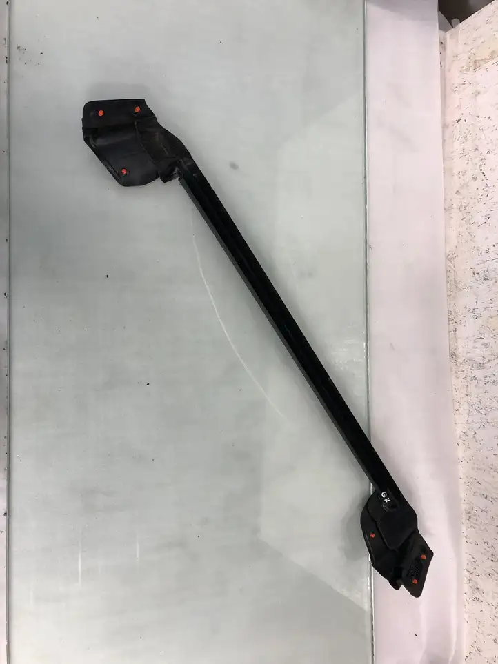 Tesla Model Y (2019 - 2024) 1500064-00-E Уплотнитель стекла задней двери — фото 4