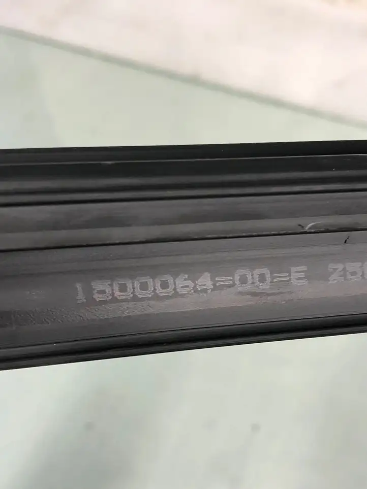 Tesla Model Y (2019 - 2024) 1500064-00-E Уплотнитель стекла задней двери — фото 5