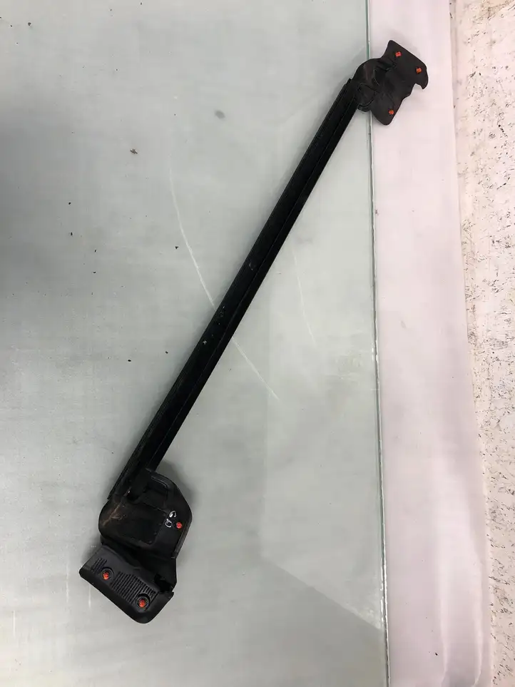 Tesla Model Y (2019 - 2024) 1500065-00-E Уплотнитель стекла задней двери — фото 2