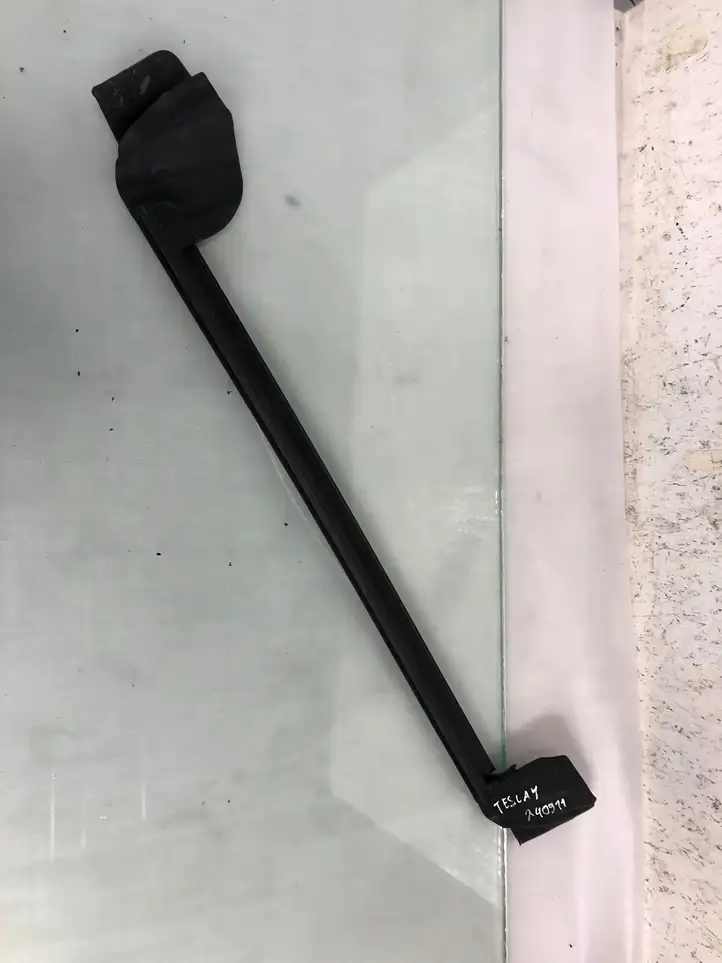 Tesla Model Y (2019 - 2024) 1500065-00-E Уплотнитель стекла задней двери — фото 3