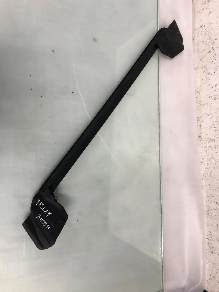 Tesla Model Y (2019 - 2024) 1500065-00-E Уплотнитель стекла задней двери — фото 4