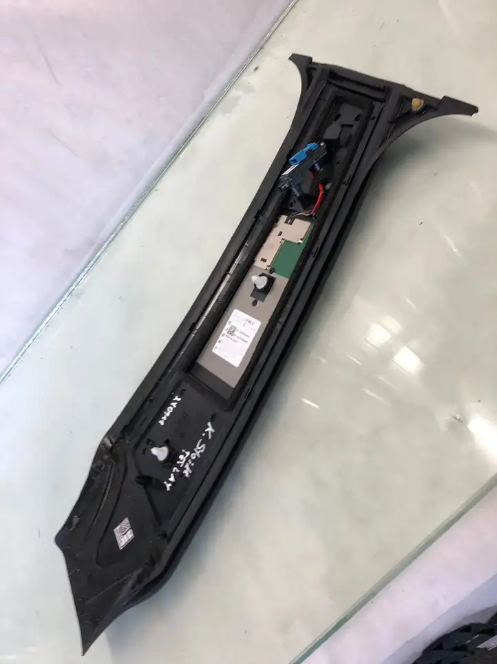 Tesla Model Y (2019 - 2024) 149424000a Прочая отделка передней двери — фото 3