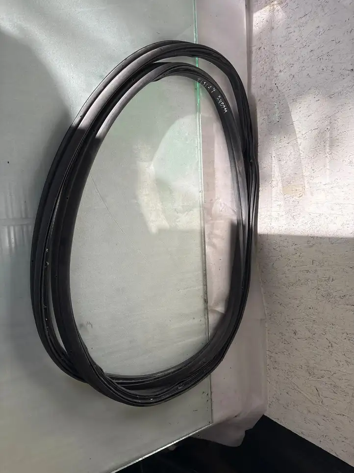 Tesla Model Y (2019 - 2024) Уплотнитель багажной двери (кузов) — фото 1