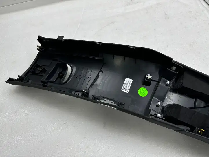 Tesla Model X (2021 - ) 185412000B Верхняя обшивка стойки B — фото 4