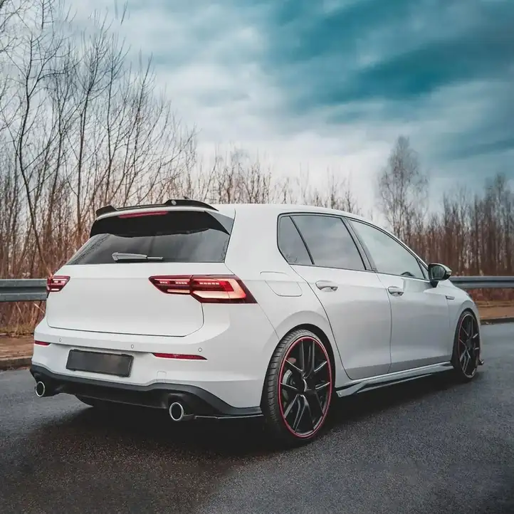 Volkswagen Golf VIII (2019 - ) Задний фонарь в крышке багажника — фото 19