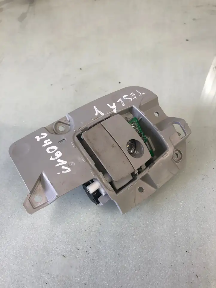 Tesla Model Y (2019 - 2024) 168090600B Задняя подсветка — фото 1