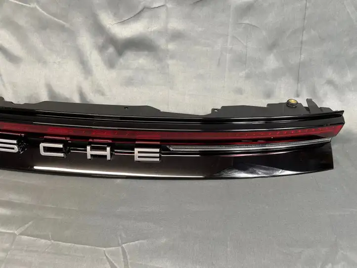 Porsche Panamera (971) (2020 - ) 976945207BK Задний фонарь в крышке багажника — фото 8