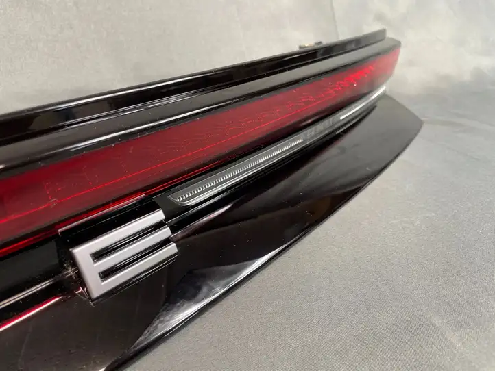 Porsche Panamera (971) (2020 - ) 976945207BK Задний фонарь в крышке багажника — фото 9