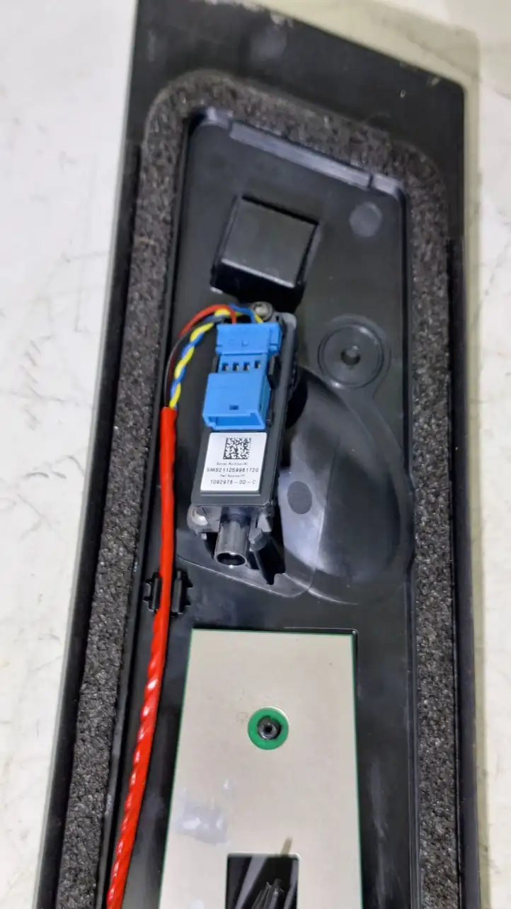 Tesla Model 3 (2017 - 2023) 1089773E Верхняя обшивка стойки B — фото 4