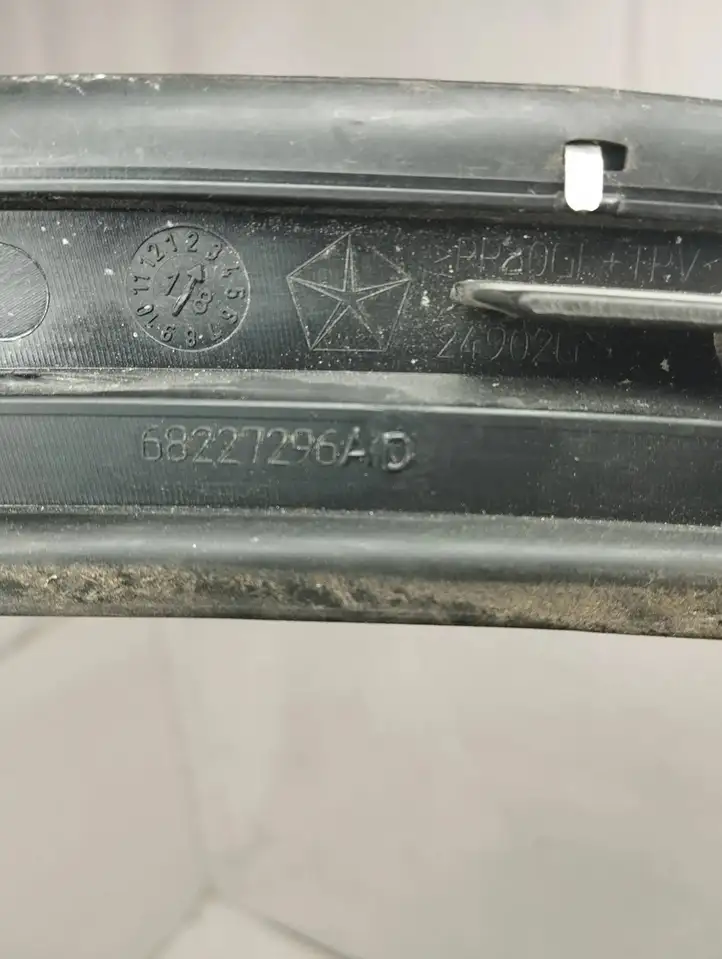Chrysler Pacifica (2016 - ) 68227296AD Облицовка заднего бокового стекла — фото 5