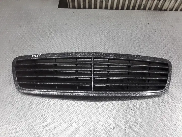 Mercedes-Benz C W203 (2000 - 2007) A2038800183 Передняя решетка — фото 1
