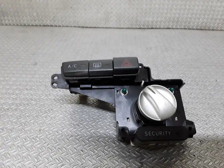 Toyota Yaris (2005 - 2009) 758294 Включатель аварийных фонарей — фото 1