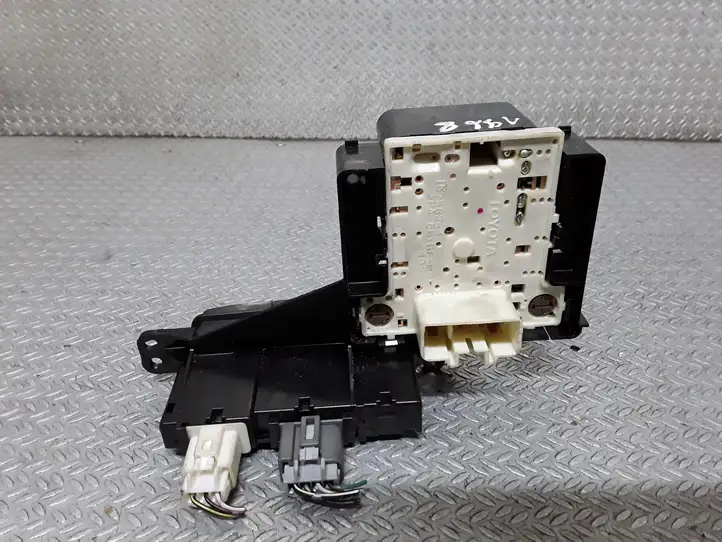 Toyota Yaris (2005 - 2009) 758294 Включатель аварийных фонарей — фото 3