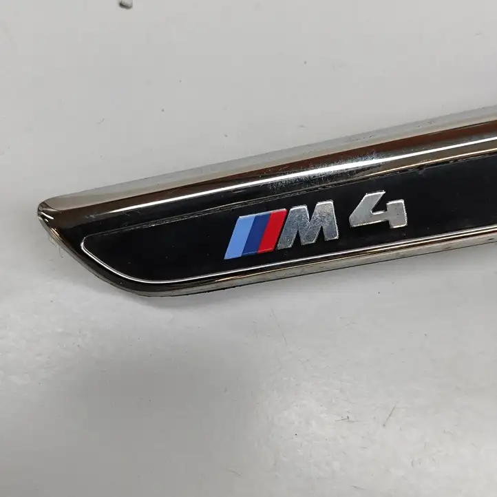 BMW M4 F82 F83 (2014 - 2020) 8058780 Эмблема модели — фото 6