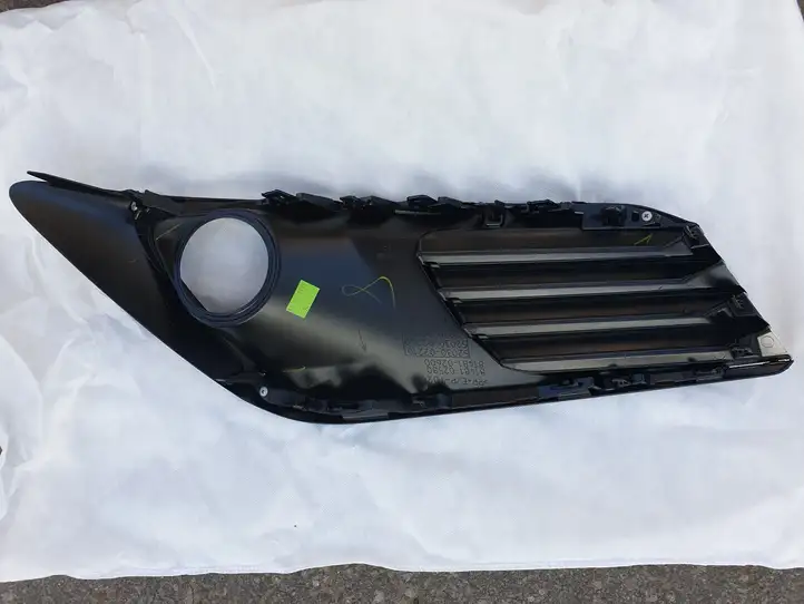 Toyota Auris E180 (2012 - 2018) 5203002210 Решетка противотуманной фары — фото 2