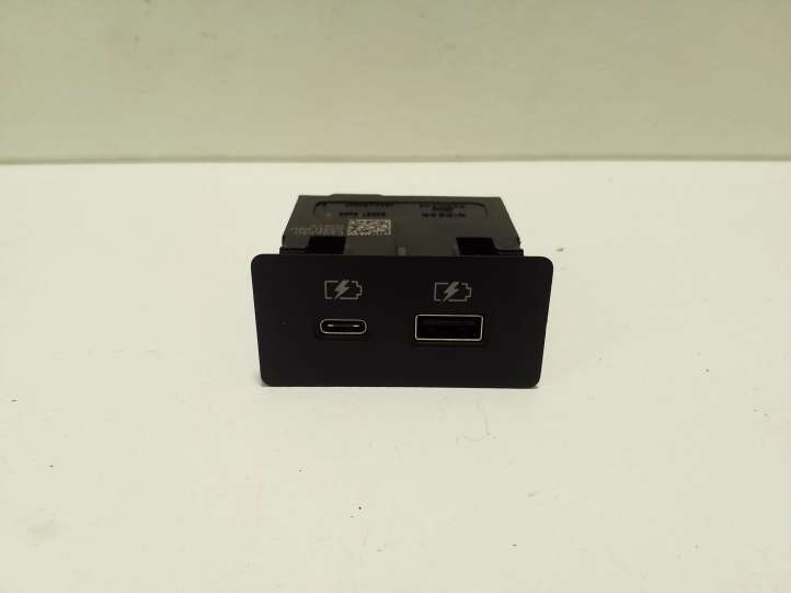 253316UA0B Nissan Qashqai J12 USB jungtis