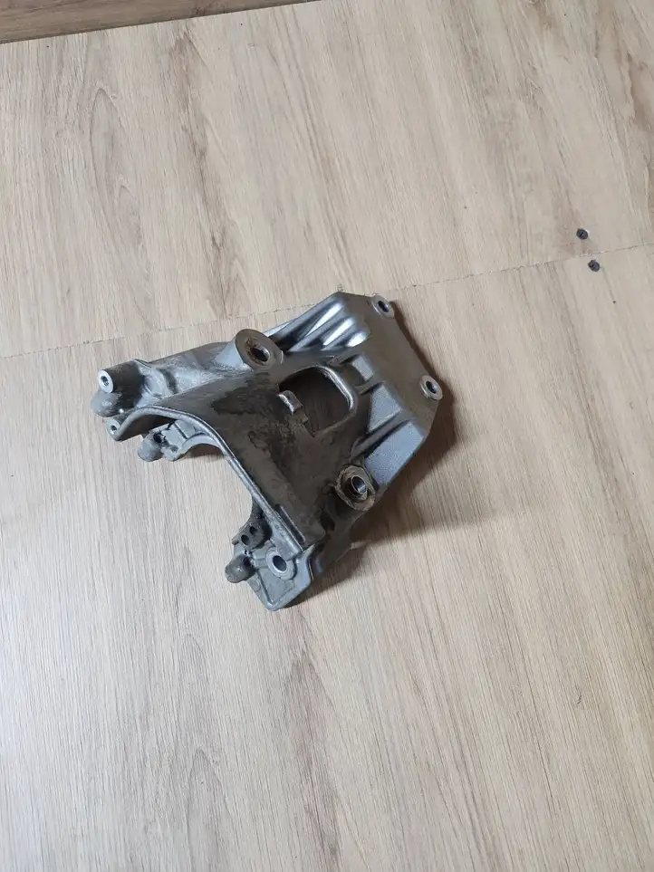 Audi A8 S8 D4 4H (2010 - 2014) 057130147AE Кронштейн топливного насоса — фото 3