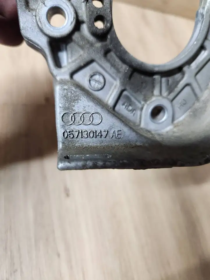 Audi A8 S8 D4 4H (2010 - 2014) 057130147AE Кронштейн топливного насоса — фото 4