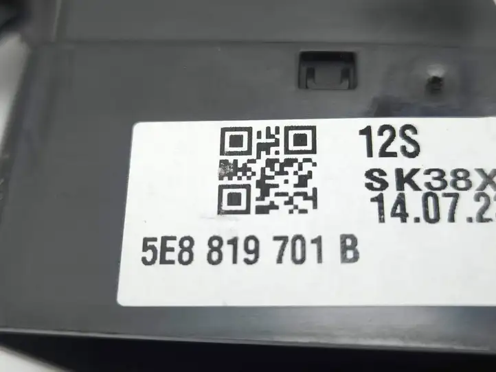 Skoda Octavia Mk4 (2019 - ) 5E8819701B Боковой воздушный дефлектор — фото 7