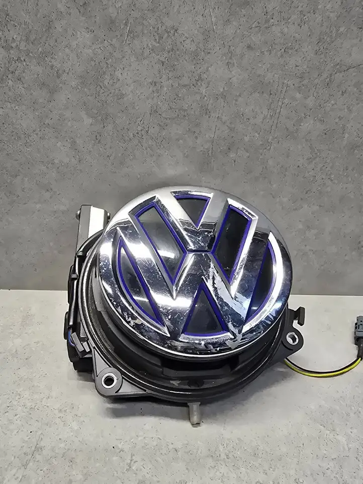 Volkswagen Golf VII (2013 - 2019) 5GE827469F Ручка багажника с камерой — фото 1