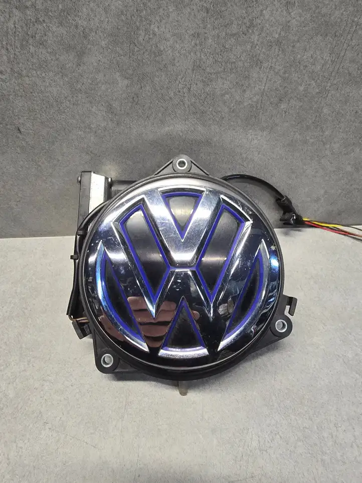 Volkswagen Golf VII (2013 - 2019) 5GE827469F Ручка багажника с камерой — фото 1