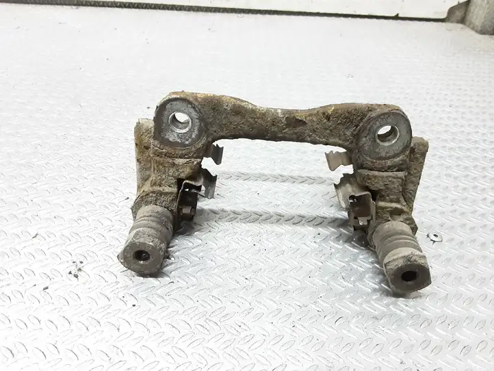 Toyota Avensis T250 (2003 - 2006) 0204Y01338 Скоба заднего тормозного суппорта — фото 3