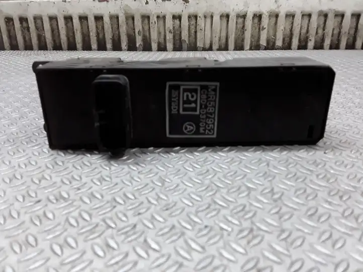Mitsubishi L200 (2006 - 2014) MR587952 Кнопка стеклоподъемников — фото 3