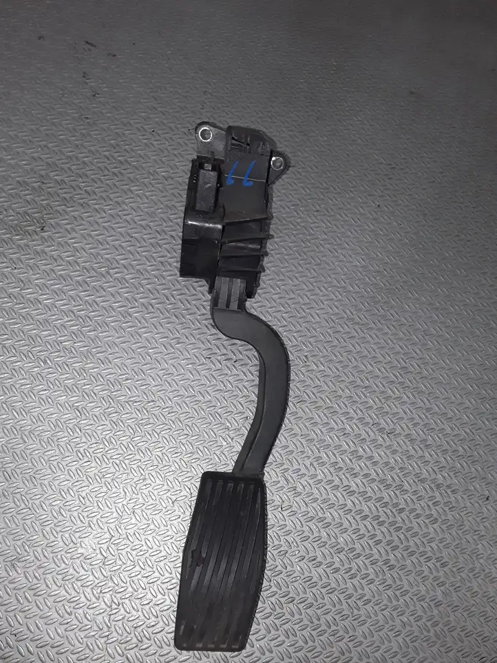 Opel Corsa D (2006 - 2010) 55702020 Педаль акселератора — фото 1