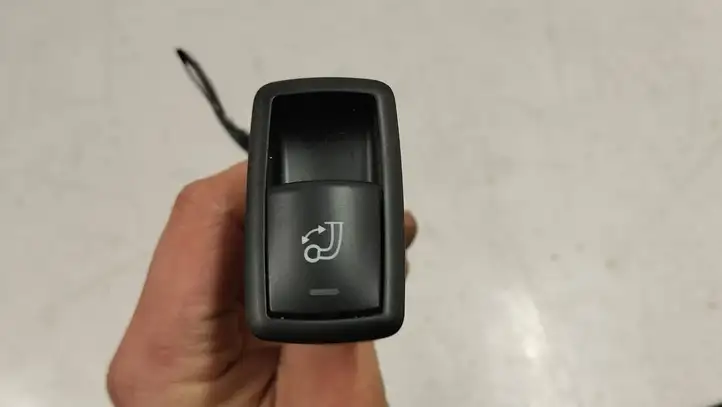 Mercedes-Benz GL X166 (2013 - 2019) A1669051700 Кнопка фаркопа в багажнике — фото 3
