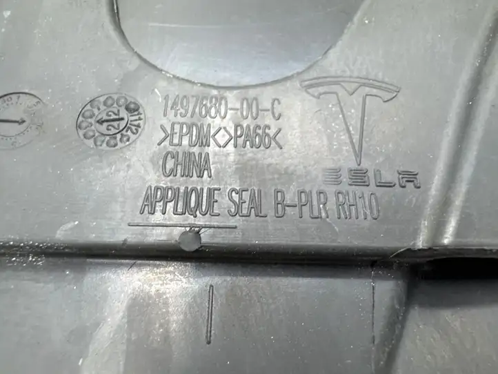 Tesla Model Y (2019 - 2024) 149424100A Верхняя обшивка стойки B — фото 13