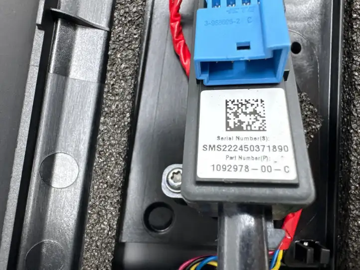Tesla Model Y (2019 - 2024) 162563800B Верхняя обшивка стойки B — фото 2