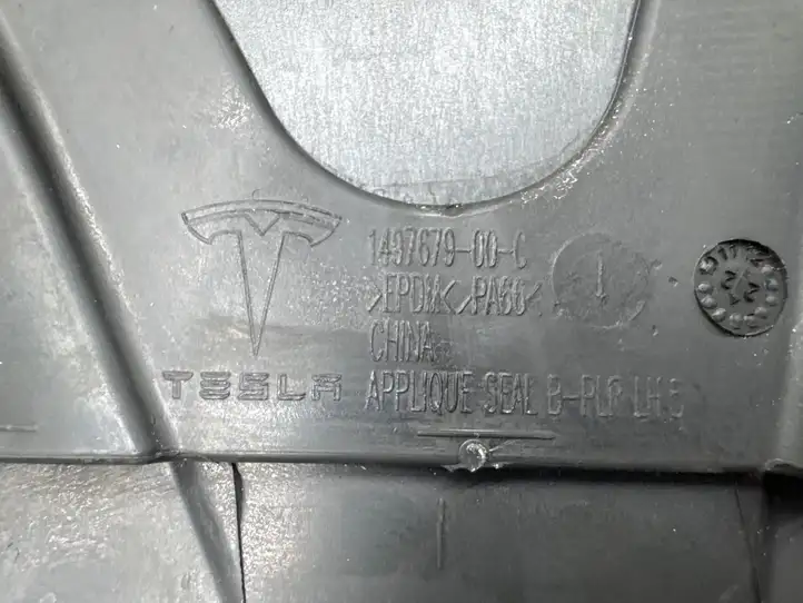 Tesla Model Y (2019 - 2024) 162563800B Верхняя обшивка стойки B — фото 12