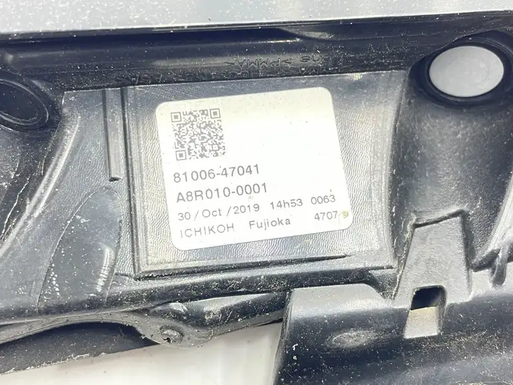 Toyota Prius Prime (2017 - ) 8100647041 Задний фонарь в крышке багажника — фото 7