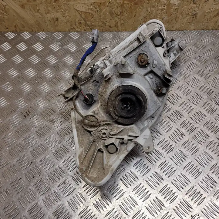 Toyota Yaris (2005 - 2009) Передняя фара — фото 4