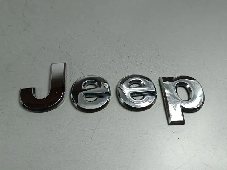Jeep Grand Cherokee (2010 - 2021) Эмблема модели — фото 1