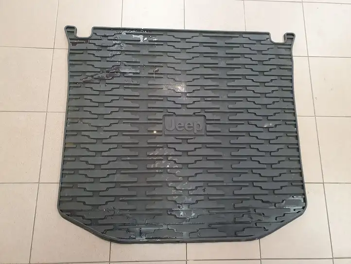 Jeep Grand Cherokee (2010 - 2021) 82212085 Резиновый коврик багажника — фото 1