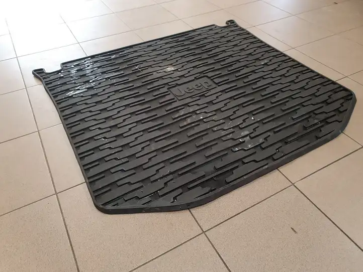 Jeep Grand Cherokee (2010 - 2021) 82212085 Резиновый коврик багажника — фото 3