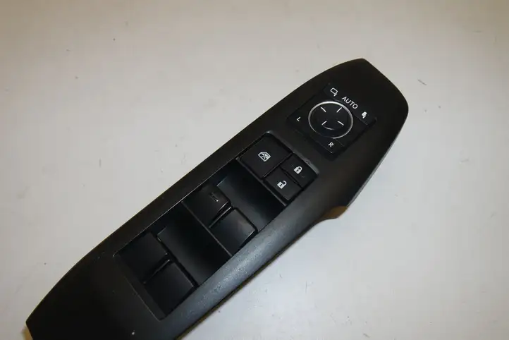 (2014 - 2017) 8404078010 Кнопка стеклоподъемников — фото 2