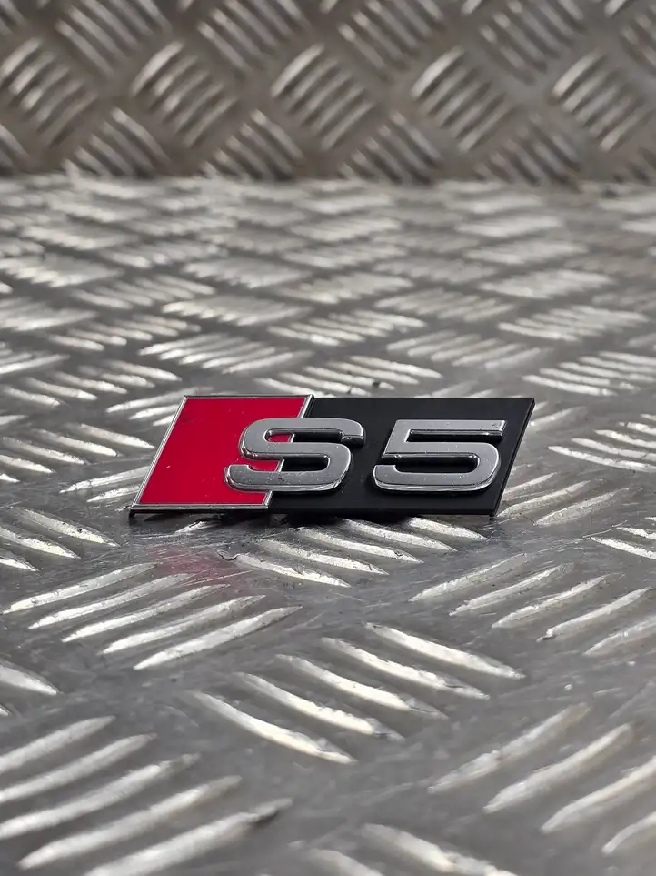 Audi S5 8T (2011 - 2016) 8T0853736 Эмблема производителя — фото 1