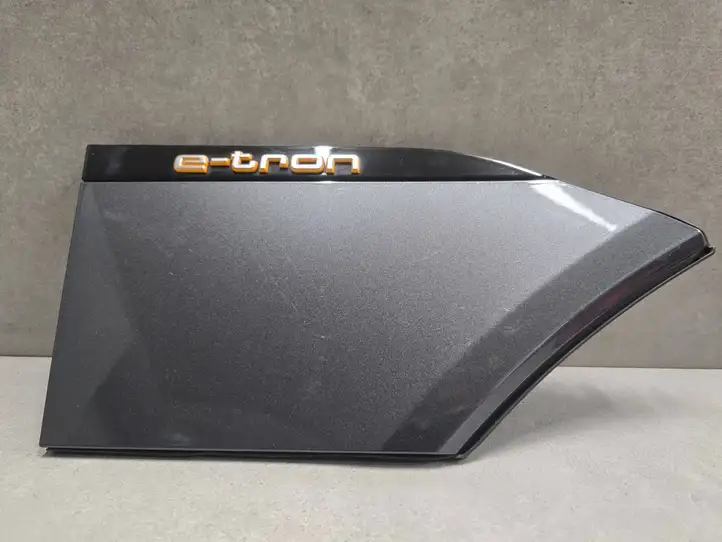 Audi e-tron (2018 - ) Крышка зарядного разъема — фото 1