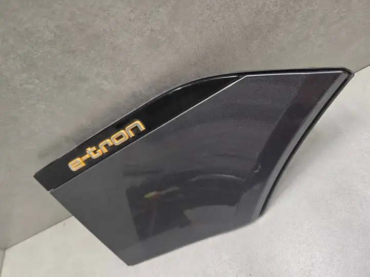 Audi e-tron (2018 - ) Крышка зарядного разъема — фото 2