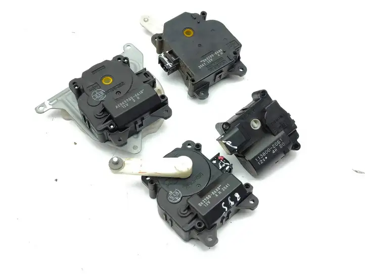 Toyota Avensis T250 (2006 - 2009) 1138002051 Двигатель задвижки потока воздуха — фото 1