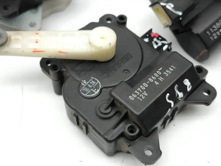 Toyota Avensis T250 (2006 - 2009) 1138002051 Двигатель задвижки потока воздуха — фото 6