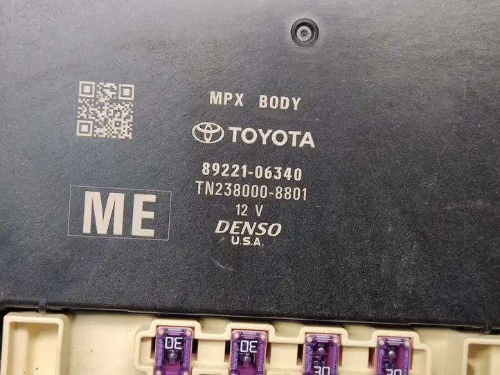 Toyota Camry VIII XV70 (2017 - 2020) 8922106340 Блок управления электропитанием — фото 2