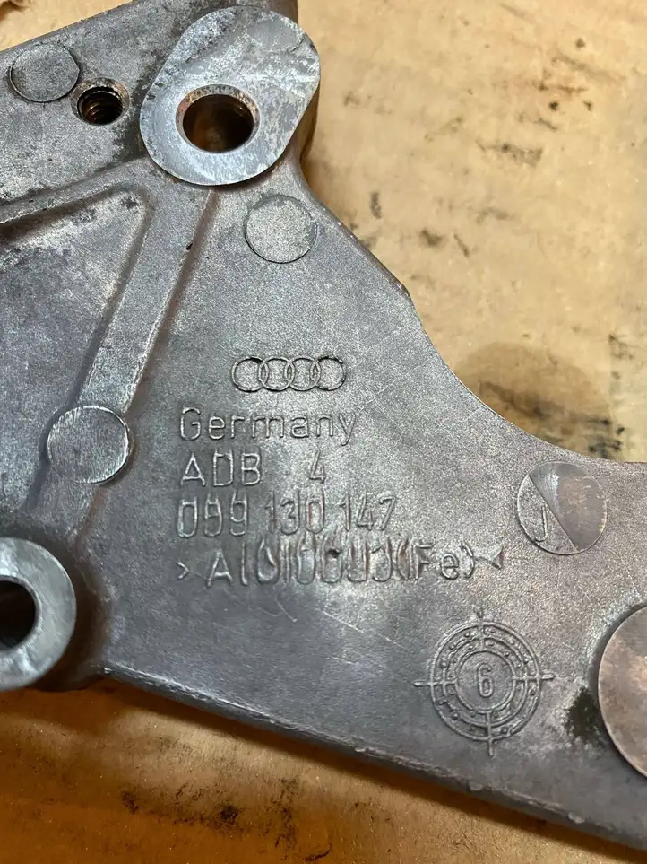 Audi A4 S4 B7 8E 8H (2004 - 2009) 059130147 Кронштейн топливного насоса — фото 3