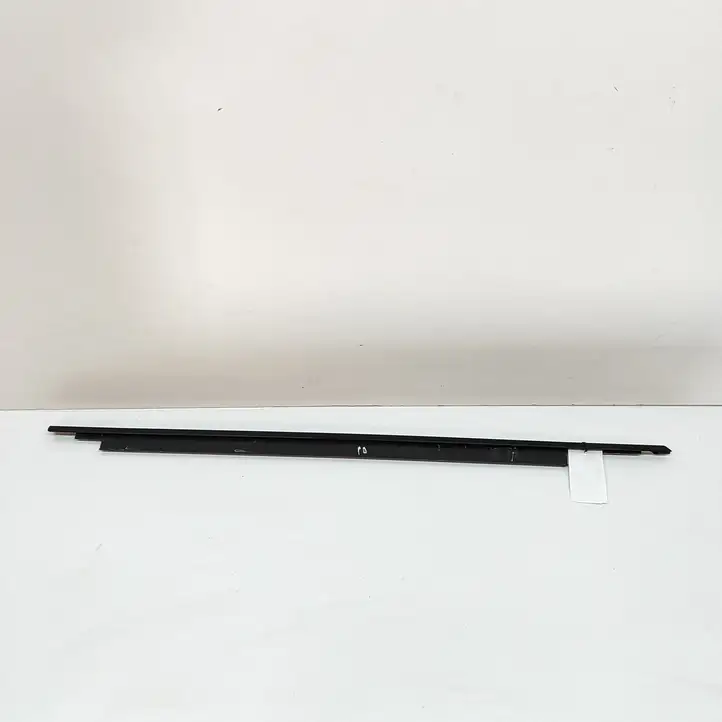 Audi A3/S3 8Y (2020 - ) 8V4853284 Накладка стекла двери — фото 1