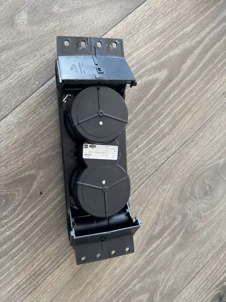 Jaguar XJ X351 (2009 - 2019) FDRAW93F048196A Передний подстаканник — фото 3
