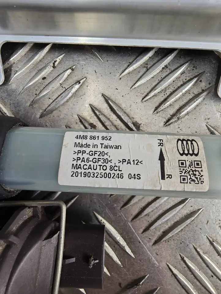 Audi Q8 (2018 - ) 4M8861334 Солнцезащитная шторка задней двери — фото 4