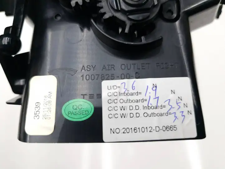Tesla Model S (2016 - 2021) 100782500C Боковой воздушный дефлектор — фото 2