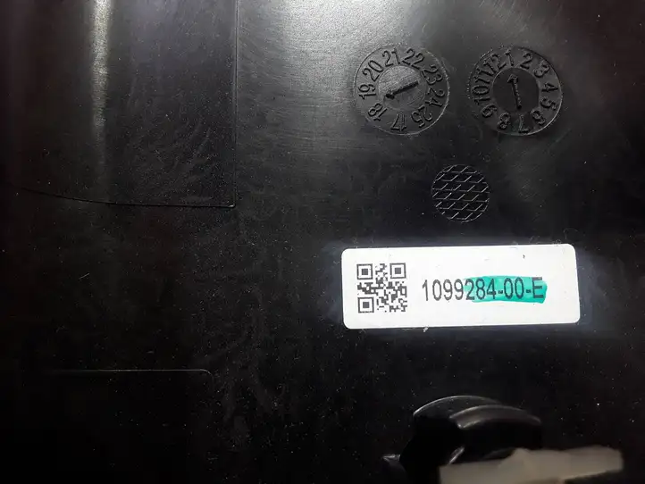 Tesla Model 3 (2017 - 2023) 109928400E Обшивка рулевой колонки — фото 5